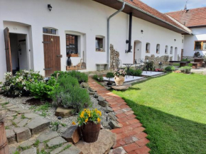 Statek u kapličky, Skalka